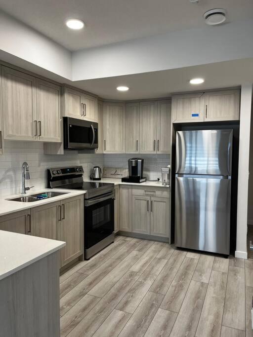 Brand New - Home Away From Home In Nw YYC Exteriör bild