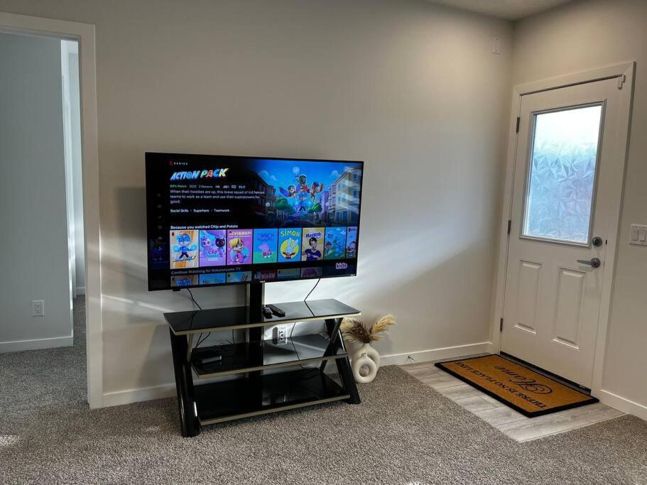 Brand New - Home Away From Home In Nw YYC Exteriör bild