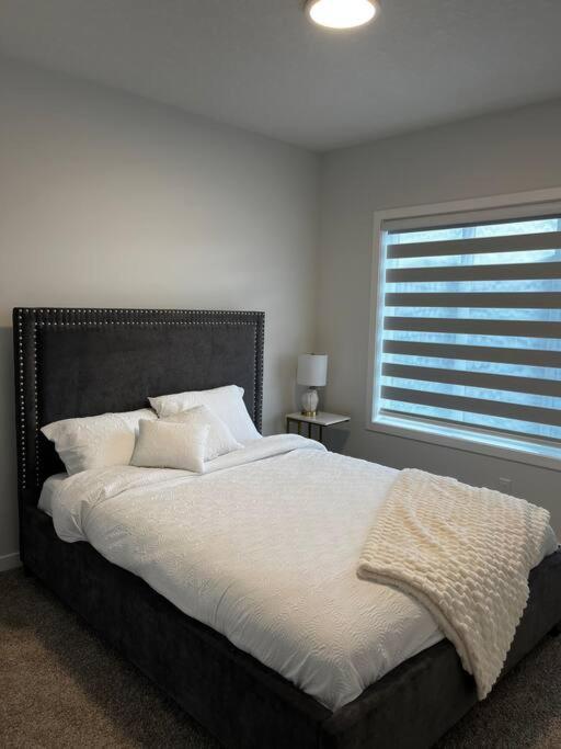 Brand New - Home Away From Home In Nw YYC Exteriör bild