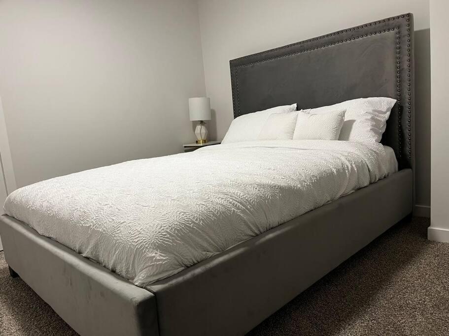 Brand New - Home Away From Home In Nw YYC Exteriör bild